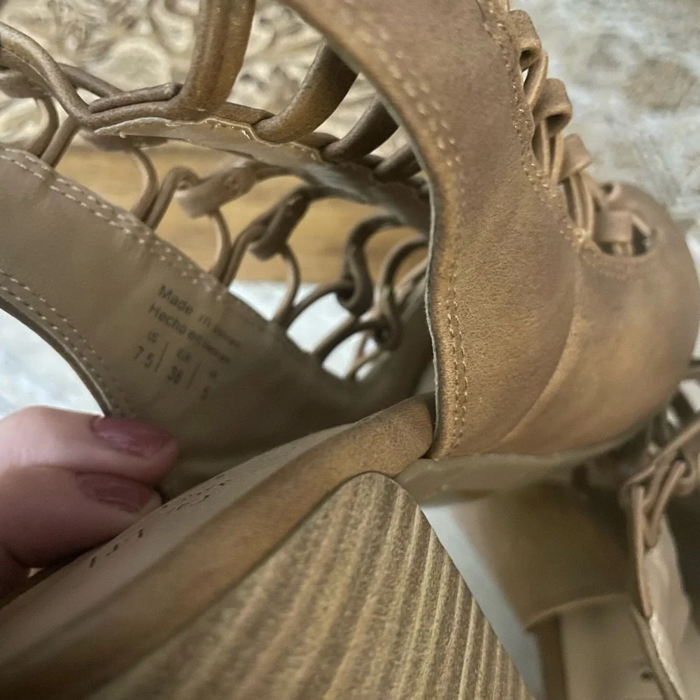 Call it Spring 7.5 heels - Picture 3 of 4